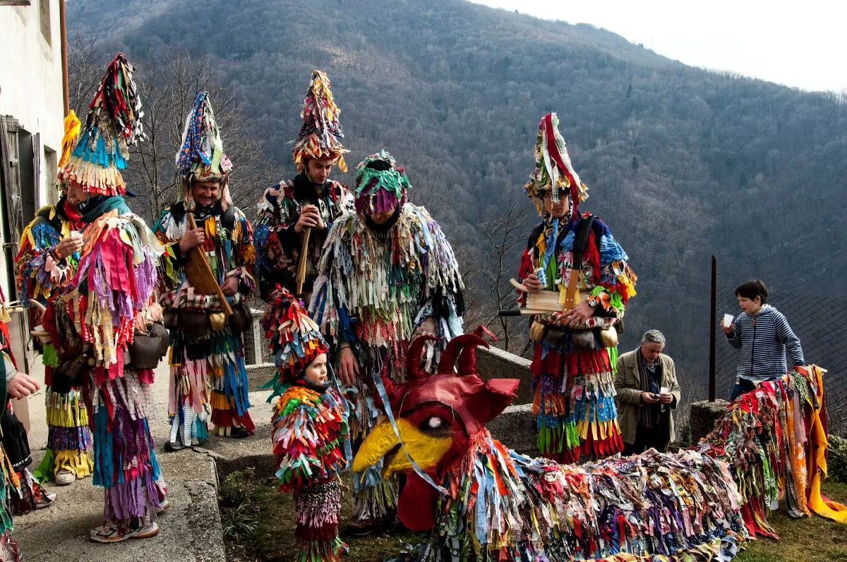 Carnevale in Friuli Venezia Giulia: grande festa tra maschere di legno e folclore locale