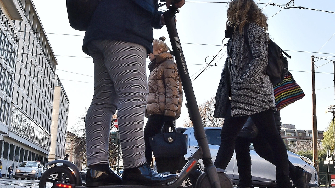 Monopattini elettrici, dal 1° gennaio semaforo verde (Ansa)