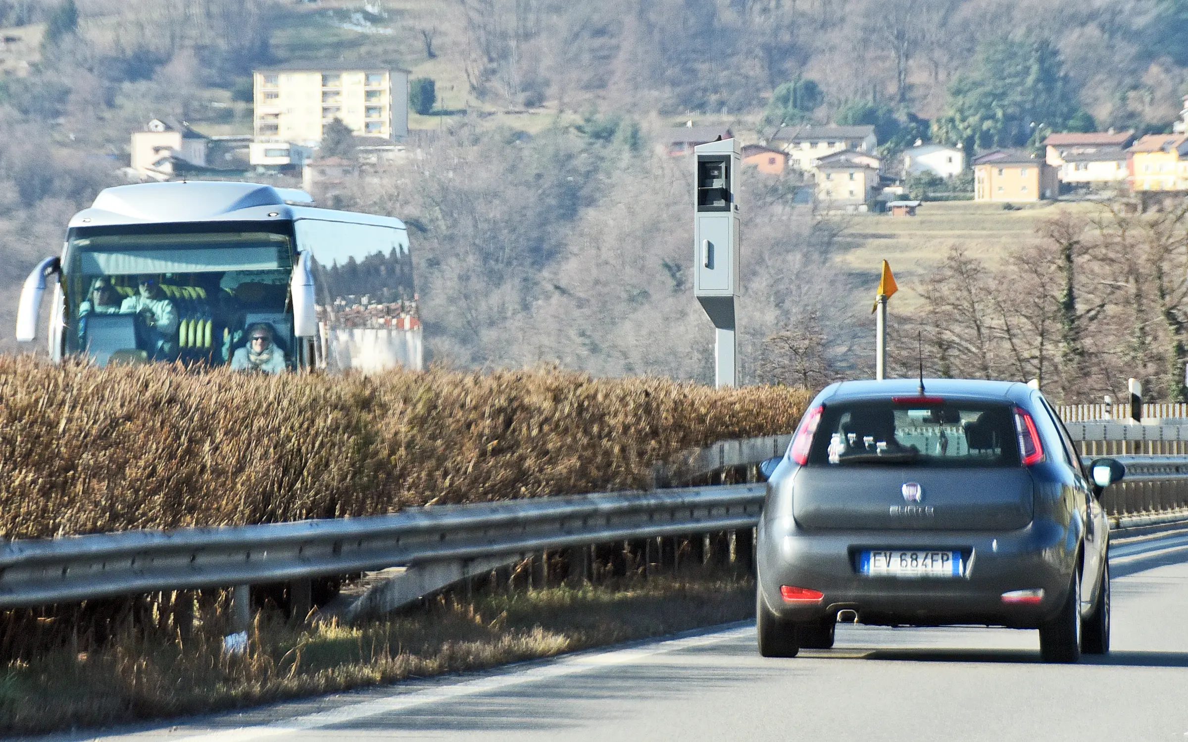 Scolaresca in gita, un ferro scheggia il parabrezza del bus sulla A2: una ragazza ferita