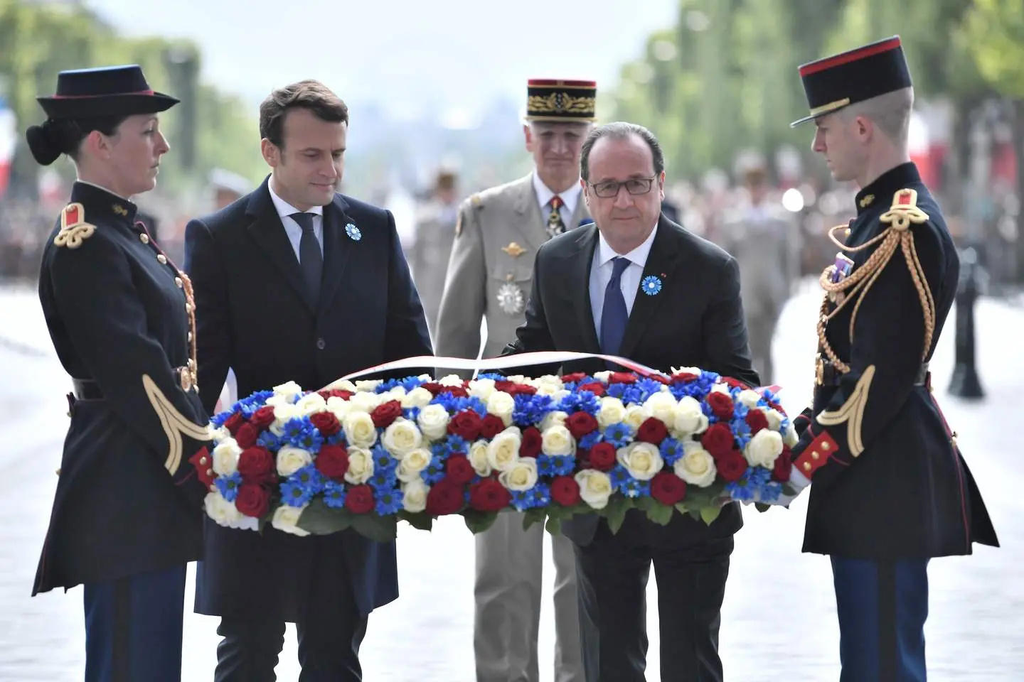 Macron, asse con la Merkel. Parigi, tensioni al corteo