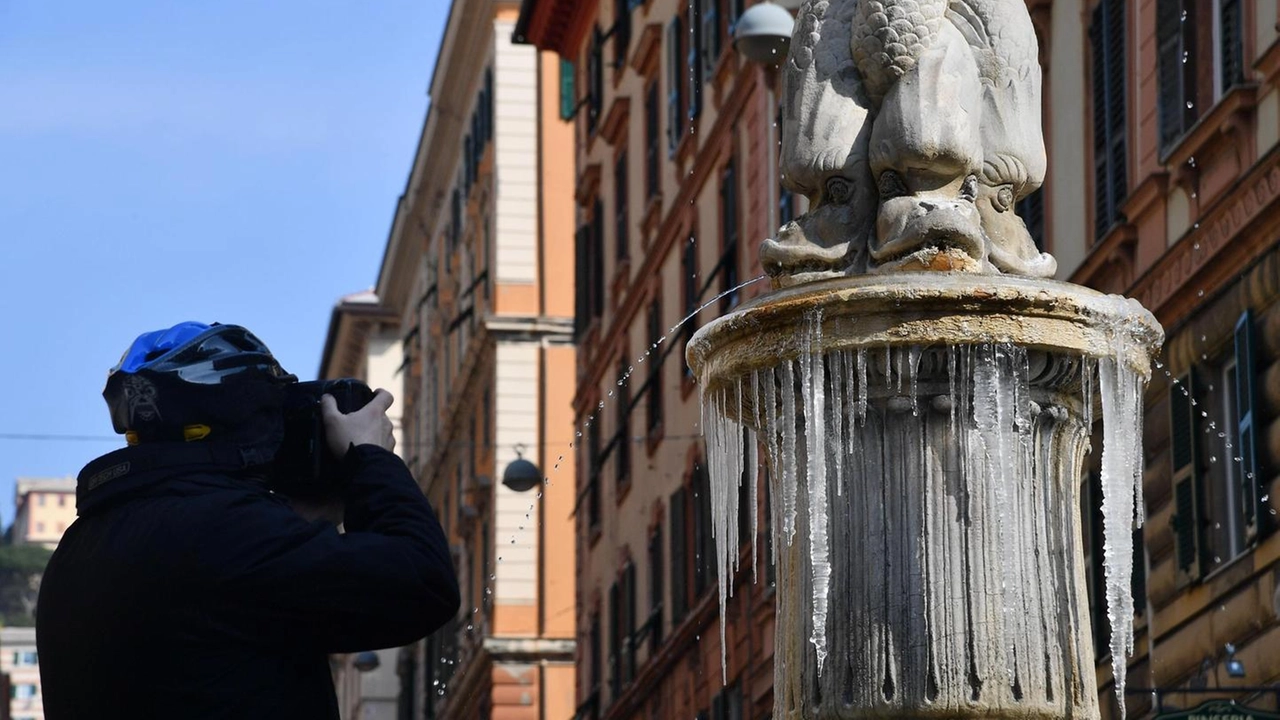 Meteo, oggi il picco del freddo. Previsioni: da stasera neve (Ansa)