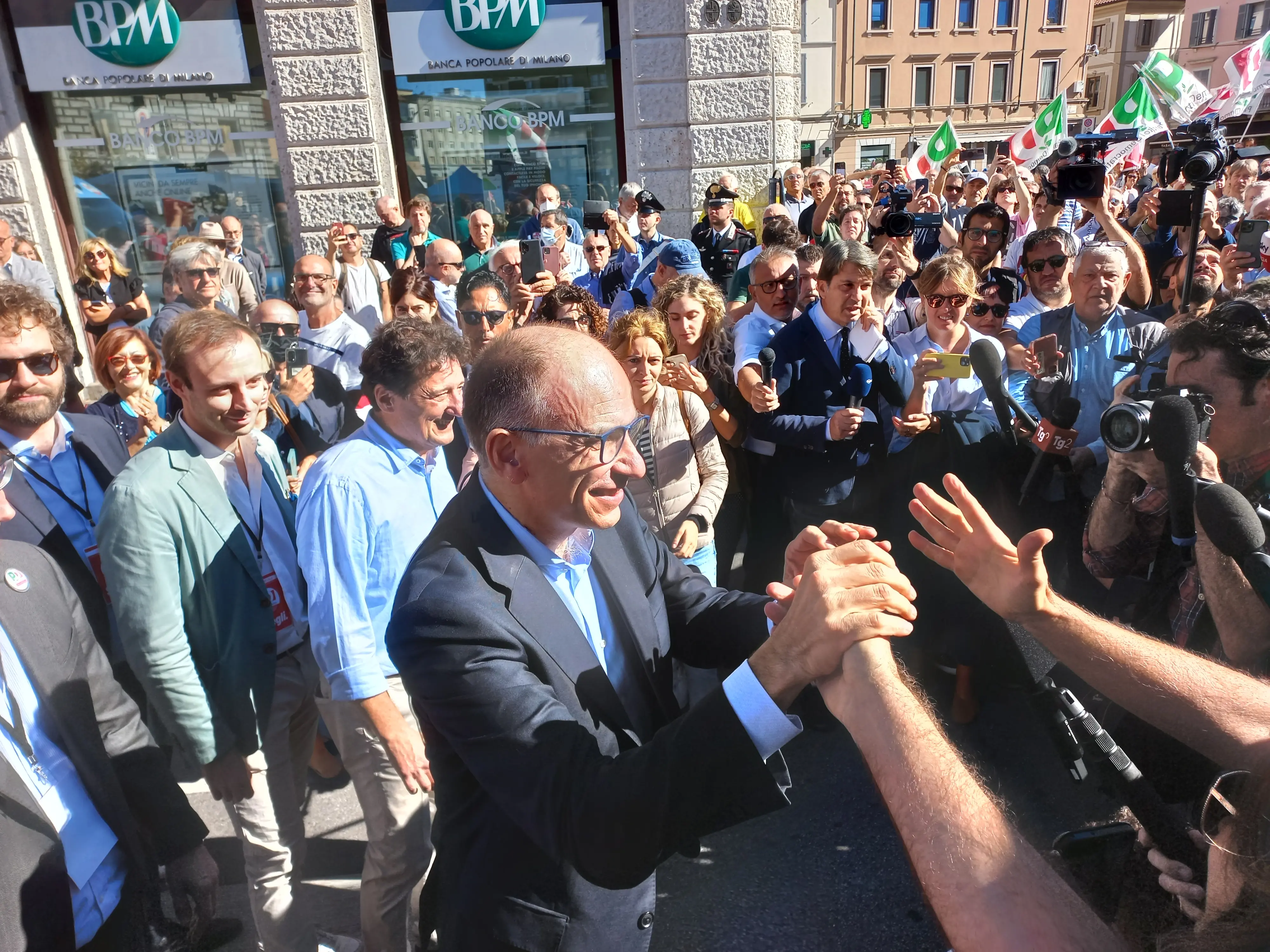 Campagna elettorale, Enrico Letta e 500 sindaci del Pd in piazza a Monza