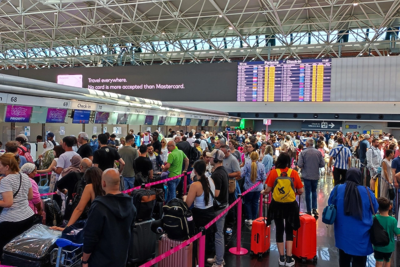 Il terminal di Fiumicino pieno nonostante i costi dei voli