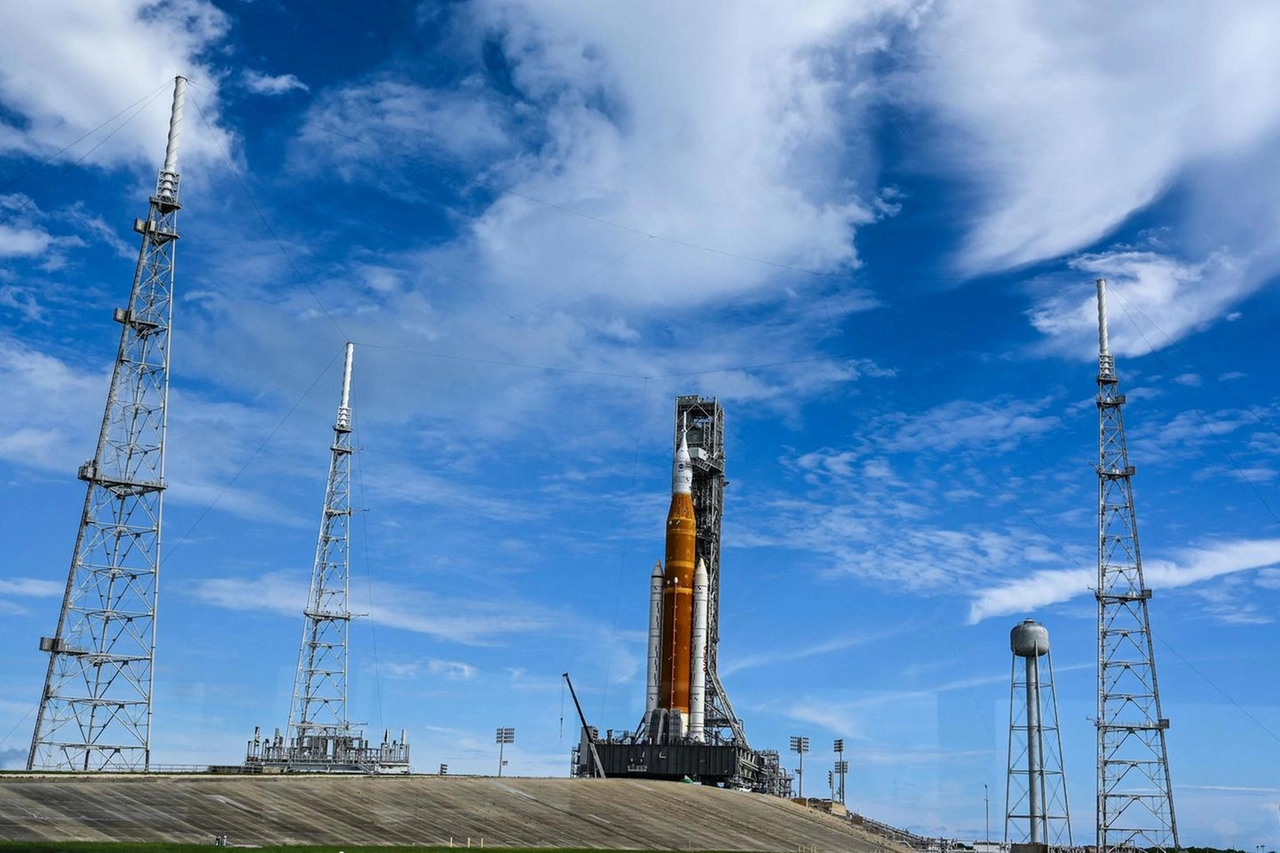 Artemis 1 sulla rampa di lancio del Kennedy Space Center (Ansa)