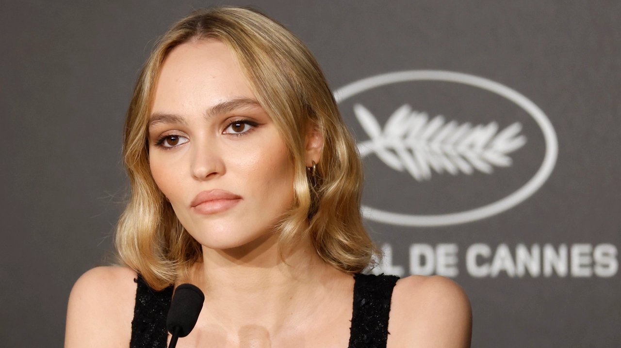 Lily-Rose Depp, figlia di Johnny, alla conferenza stampa al 76° Festival Di Cannes