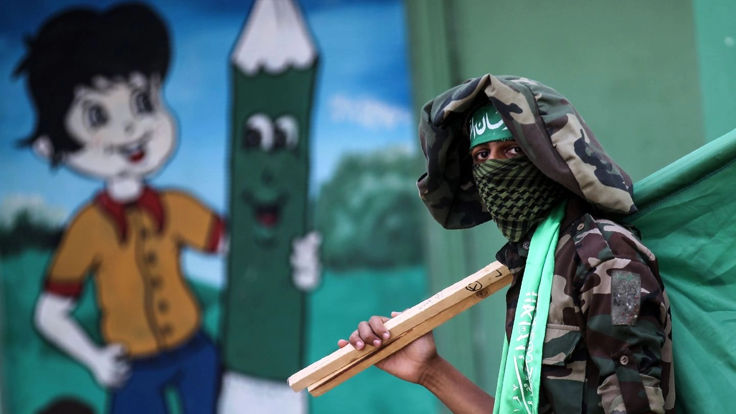 Un miliziano della brigate Ezzedine al-Qassam, braccio armato di Hamas (Afp)