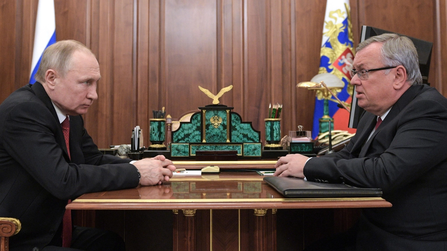 Vladimir Putin con il presidente della Vtb Bank, Andrei Kostin