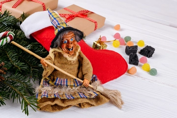 La storia della Befana: perché porta la calza ai bambini