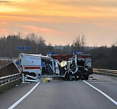 Incidente Pordenone oggi, coinvolti ambulanza e tir: 3 morti e feriti. I volontari Cri: “Siamo sconvolti”