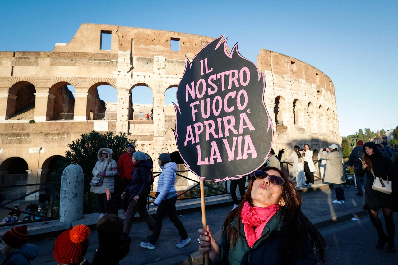 Giornata internazionale contro la violenza sulle donne, il corteo a Roma (Ansa)