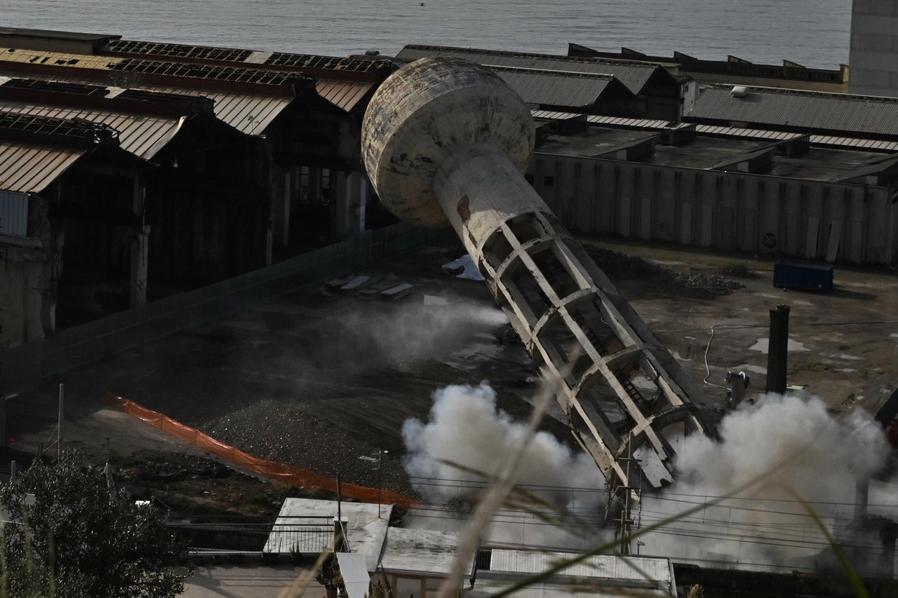 Campi Flegrei, abbattuta la torre dell'ex stabilimento Sofer