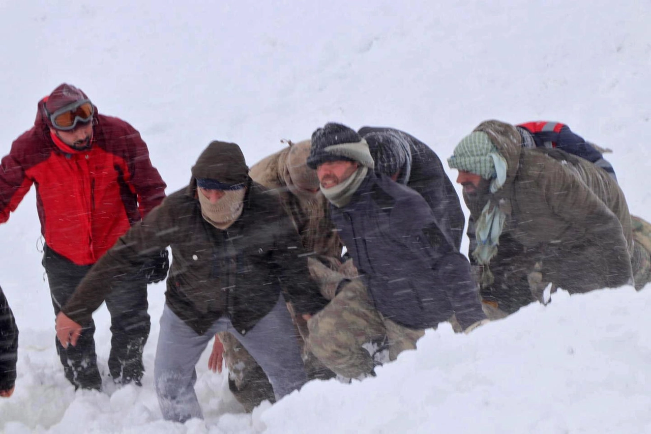 I soccorritori cercano i dispersi sotto la valanga (Ansa)