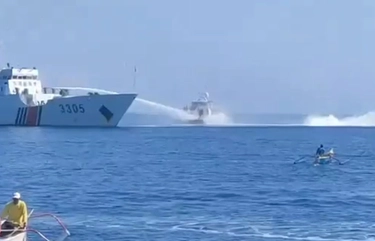 La guardia costiera cinese spara con i cannoni ad acqua contro navi governative filippine. Tensione per l’atollo conteso