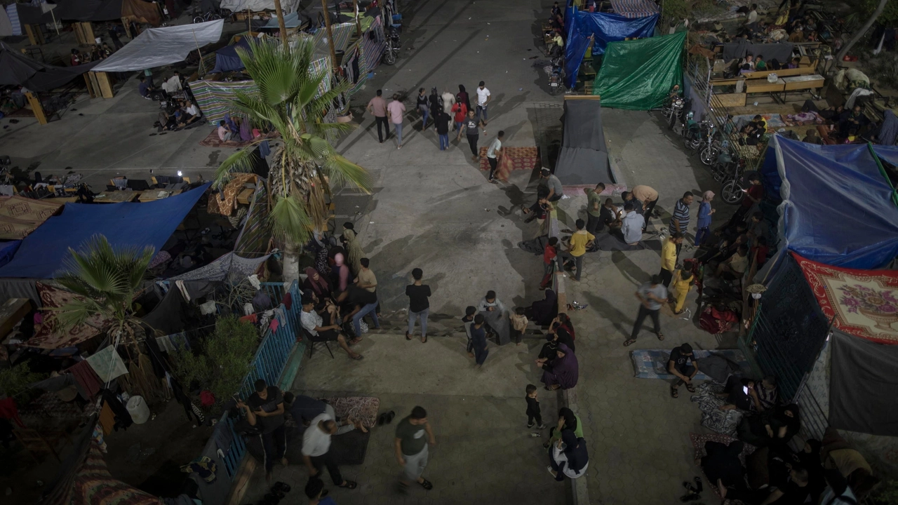 Gaza, palestinesi passano la notte nel cortile della scuola delle nazioni Unite a Khan Younis (Ansa)