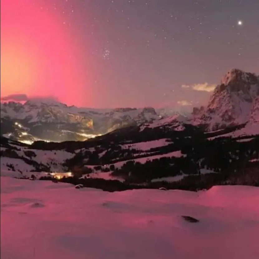 Spunta anche l'aurora boreale in Italia: le foto