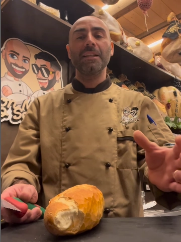 Salumiere Tiktoker in video dopo l’omicidio di mamma Rosa: “Ecco il panino che volevi” /VIDEO