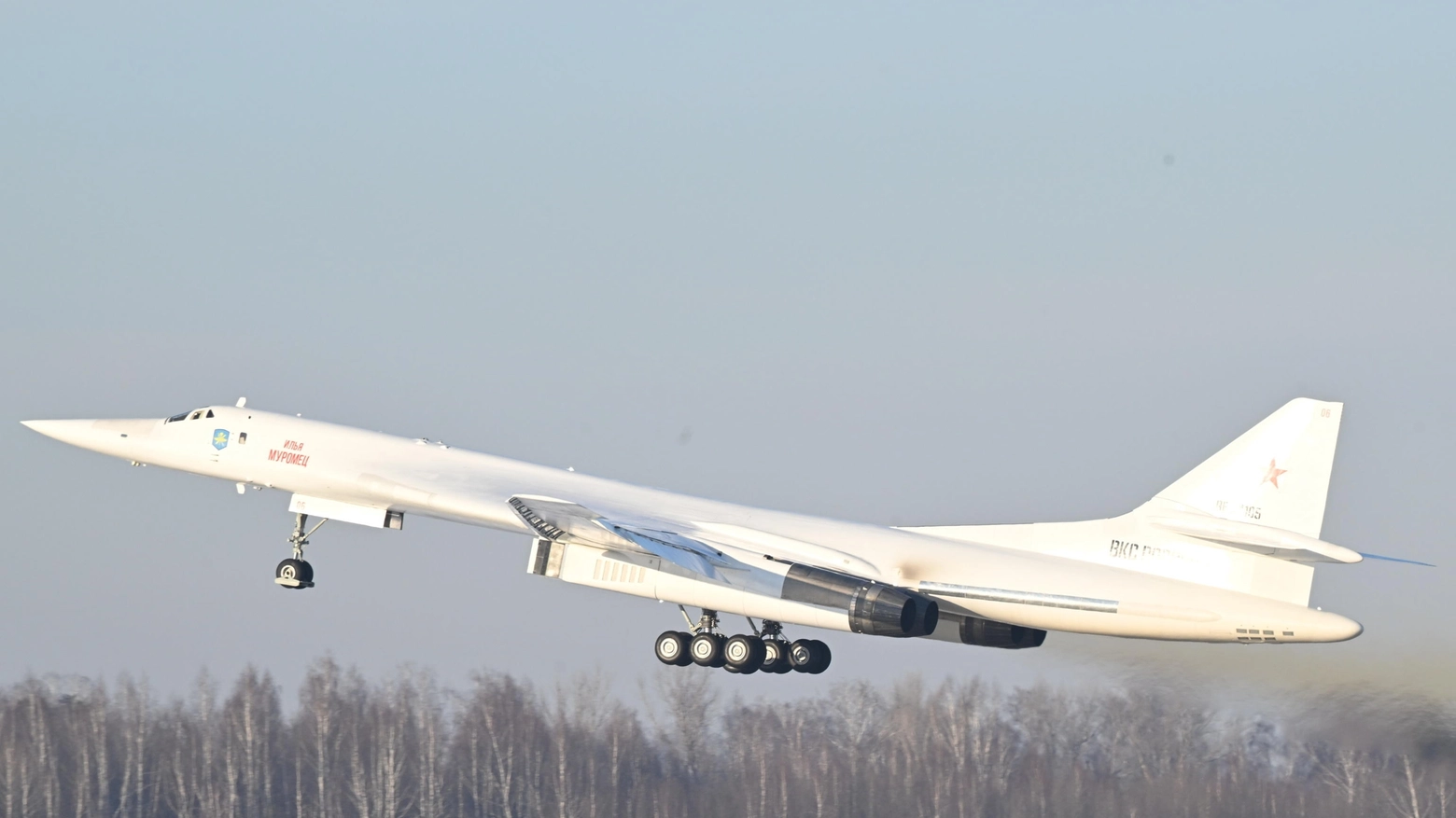 Russia, Putin salito sul nuovo bombardiere strategico Tu160M (Ansa)