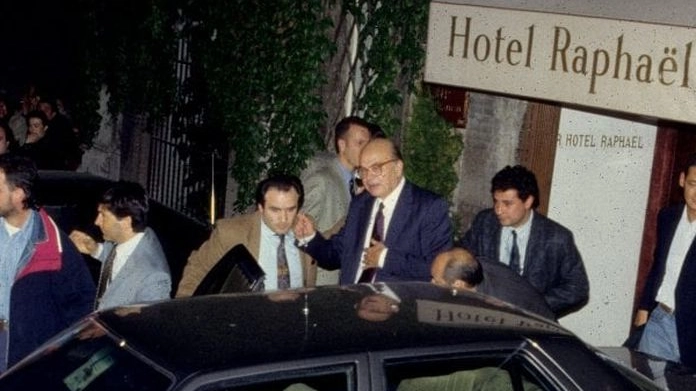 Craxi lascia l'hotel Raphael mentre la folla lo fischia e gli lancia monetine