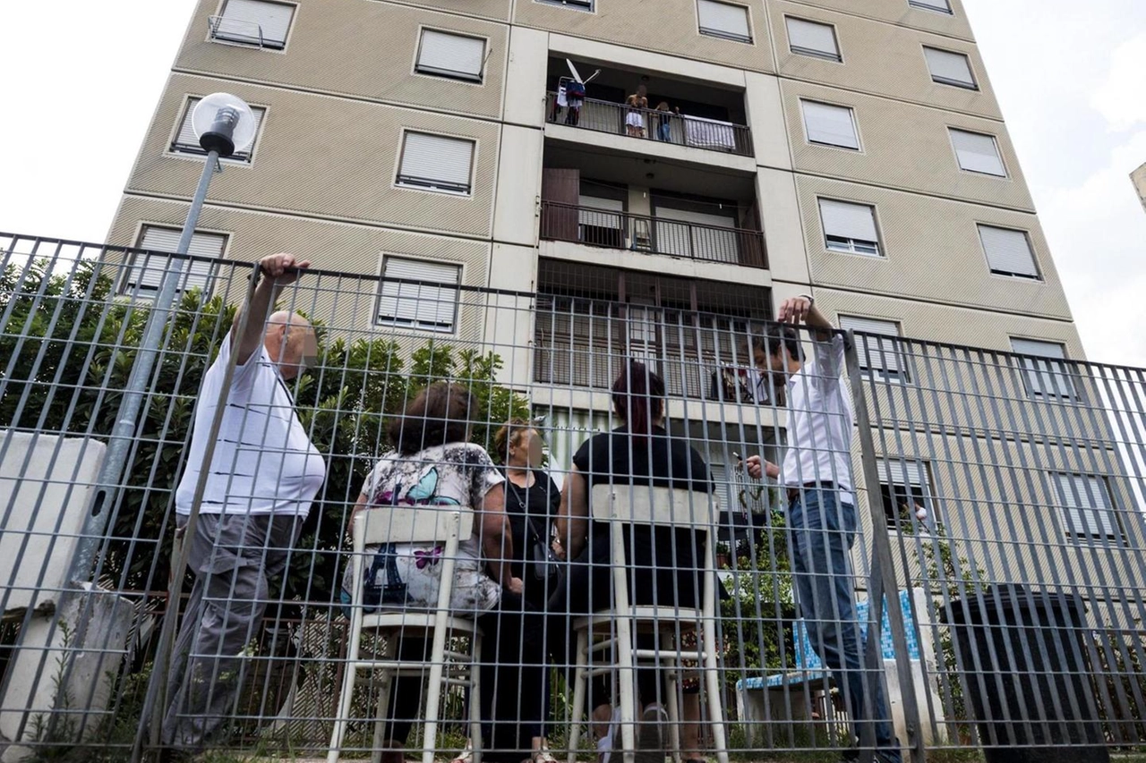 Protesta fuori da una casa popolare di Tor Bella Monaca