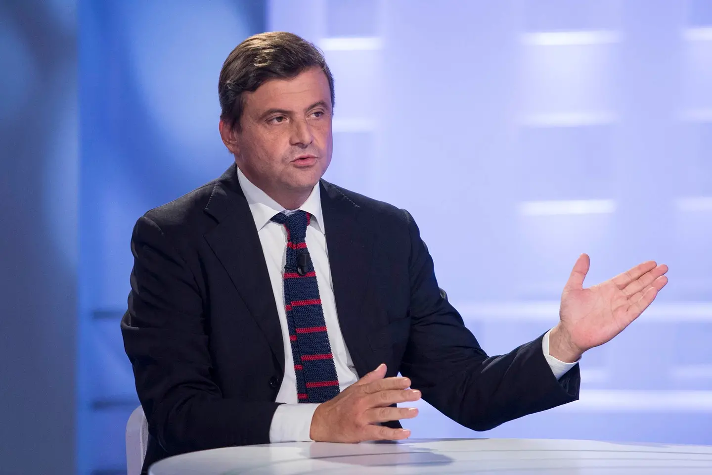 Calenda invita a cena Renzi, Minniti e Gentiloni. "Impediamo la sottomissione del Pd"