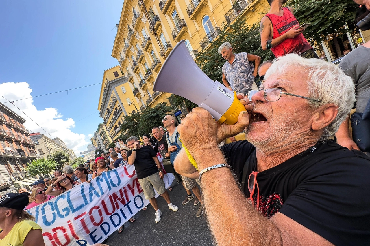 Corteo di protesta a Napoli per il reddito di cittadinanza.