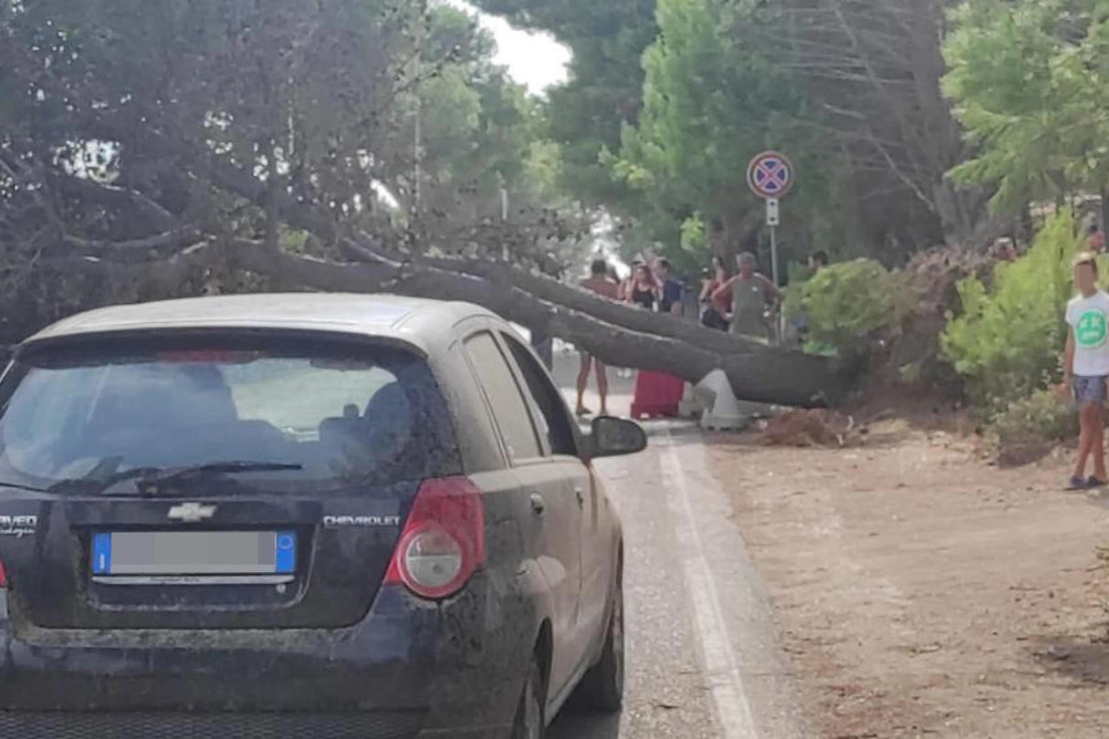 Tromba d'aria e fuggi fuggi di bagnanti in Salento sul litorale delle marine di Melendugno