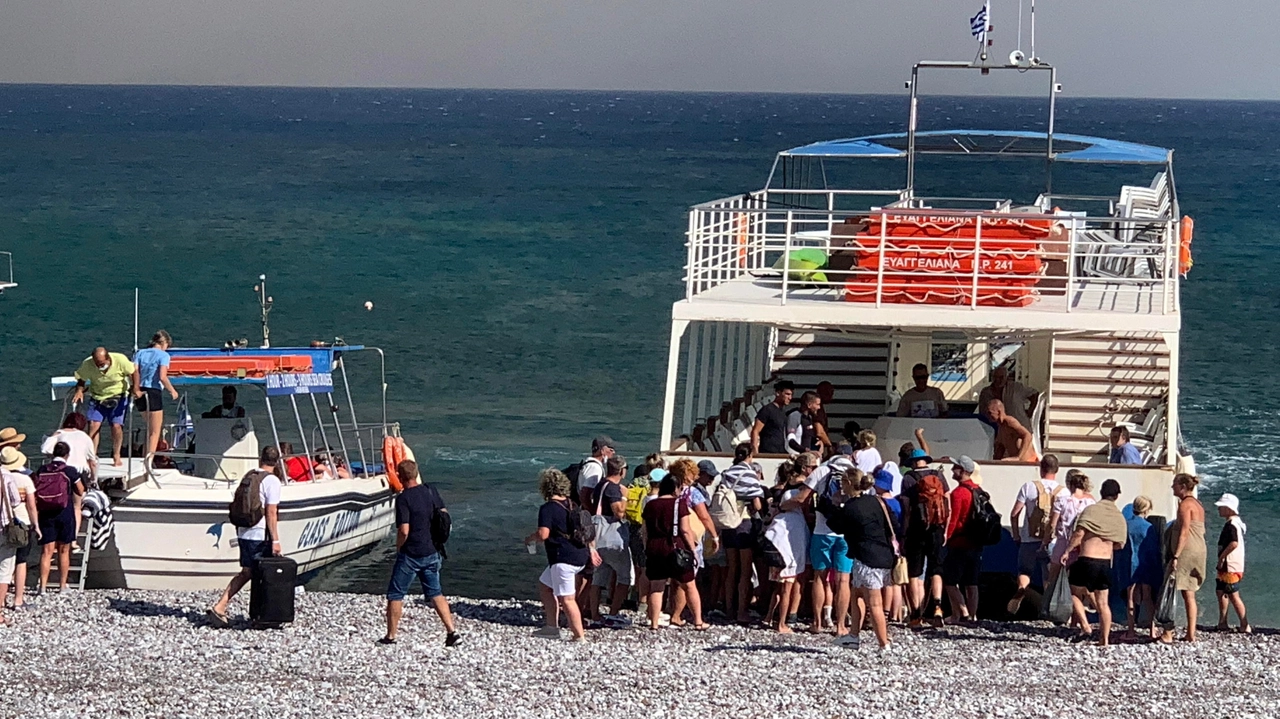 Turisti evacuati da Rodi (Ansa)