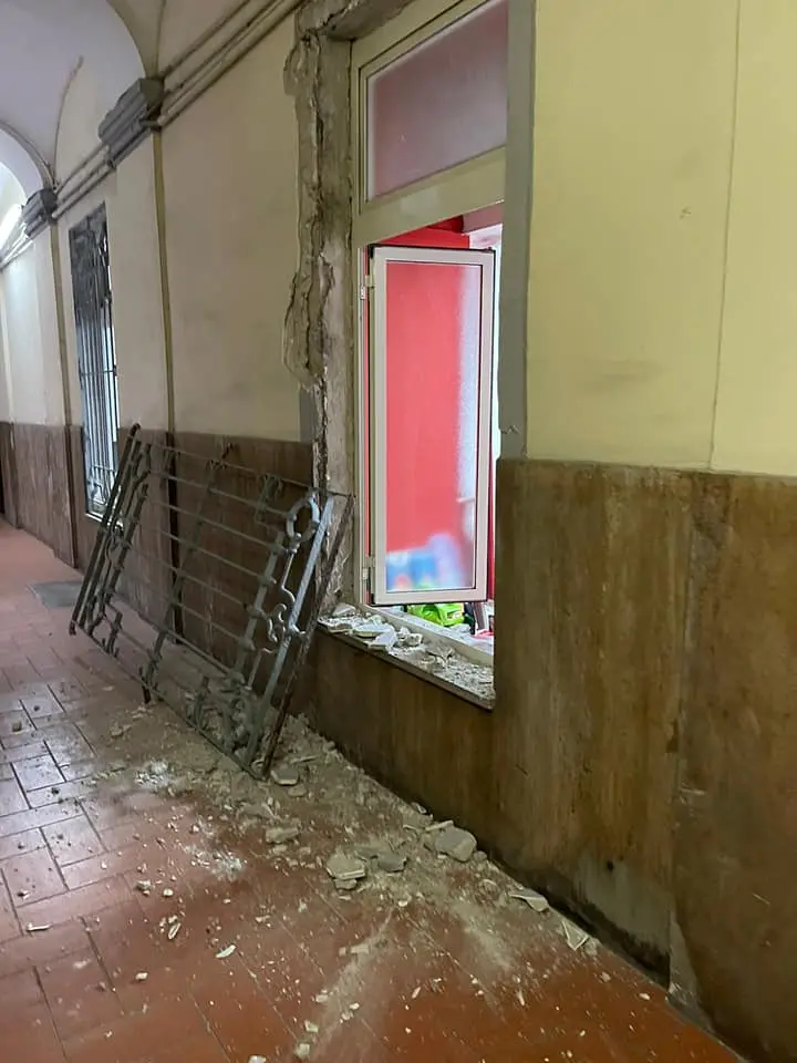 Napoli, vandalizzata sede Filcams Cgil di piazza Garibaldi. Sindacato: "Non ci fermiamo"