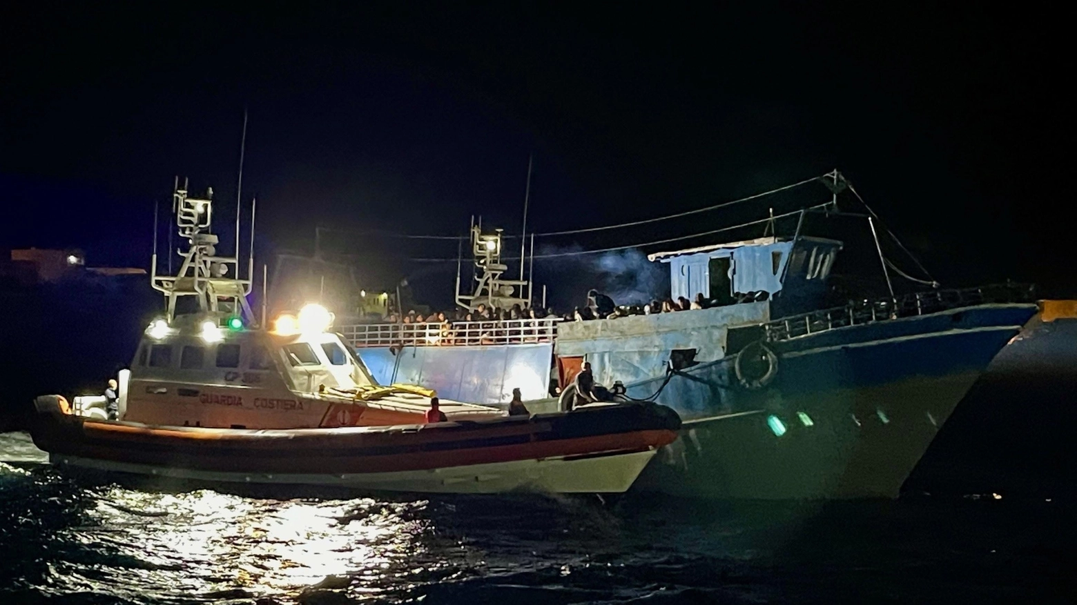Barca affonda a Lampedusa,49 migranti salvi forse dispersi (Ansa)