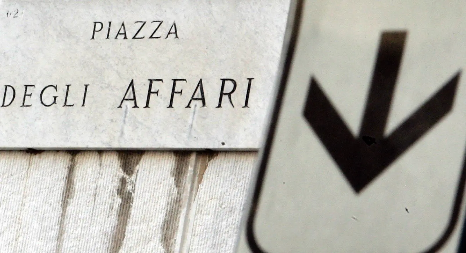 Borsa, spread vola fino a 280. Piazza Affari chiude a -3,7% (ma ha toccato -4,5%)