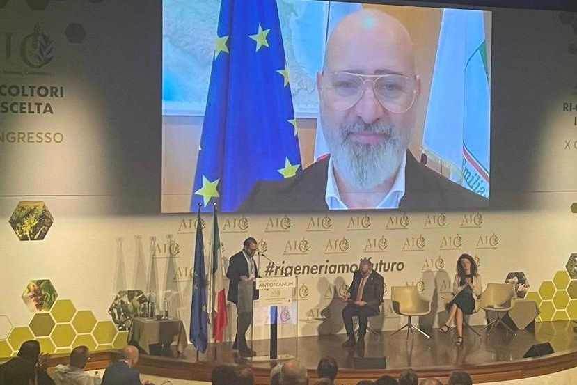 Il governatore dell'Emilia Romagna, Stefano Bonaccini, al congresso Aic