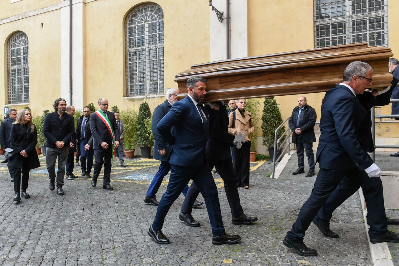 Il feretro di Maurizio Costanzo arriva alla camera ardente in campidoglio