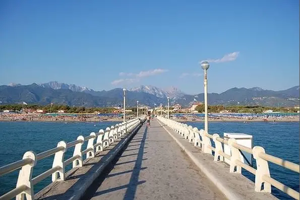 Versilia in autunno, la magia dei boschi e il mare "vuoto"