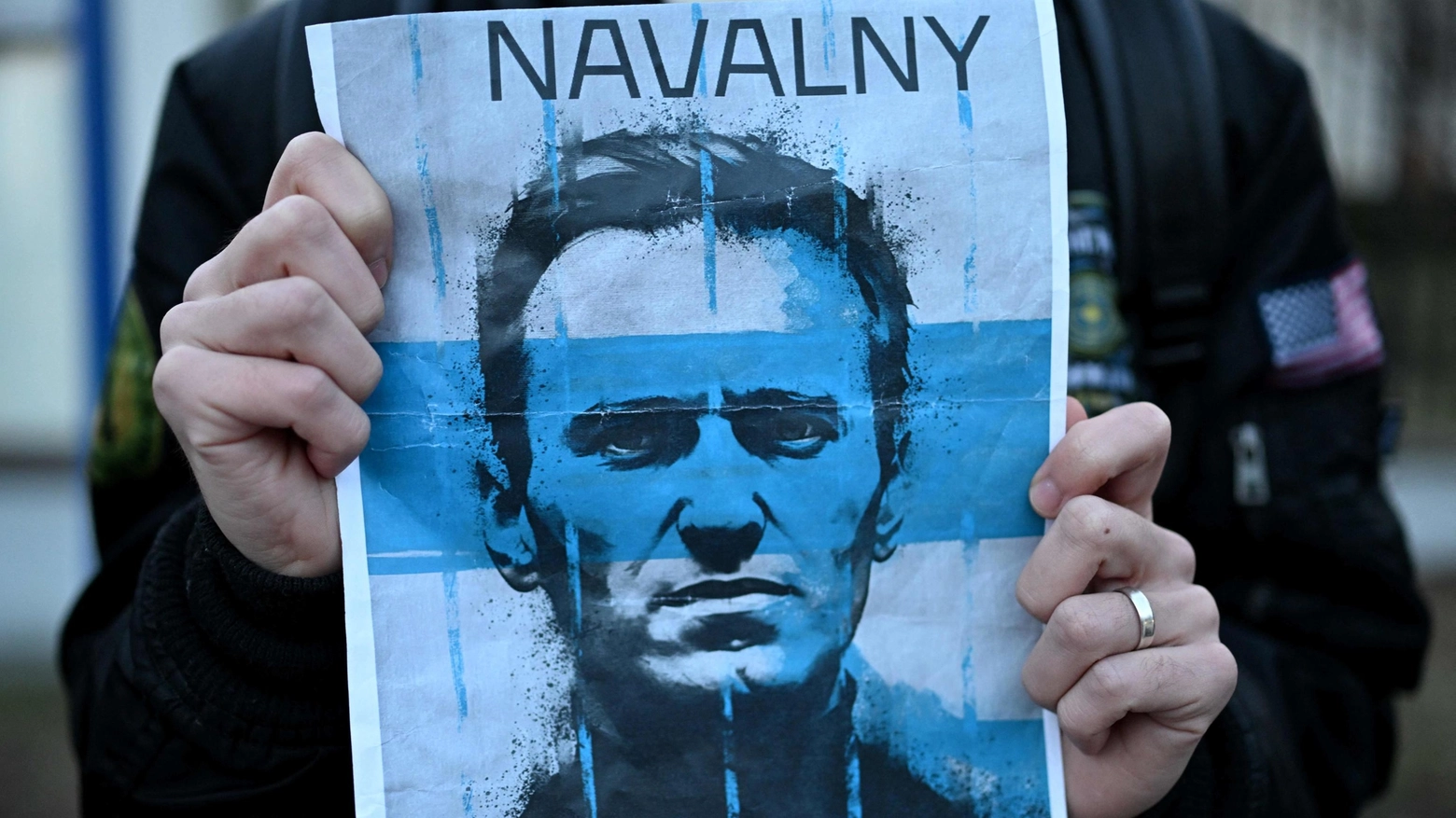 Un volantino con Alexei Navalny (Ansa)