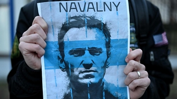 “Navalny ucciso da pugno al cuore”, l’ultima teoria sulla morte tira in ballo la manovra del Kgb