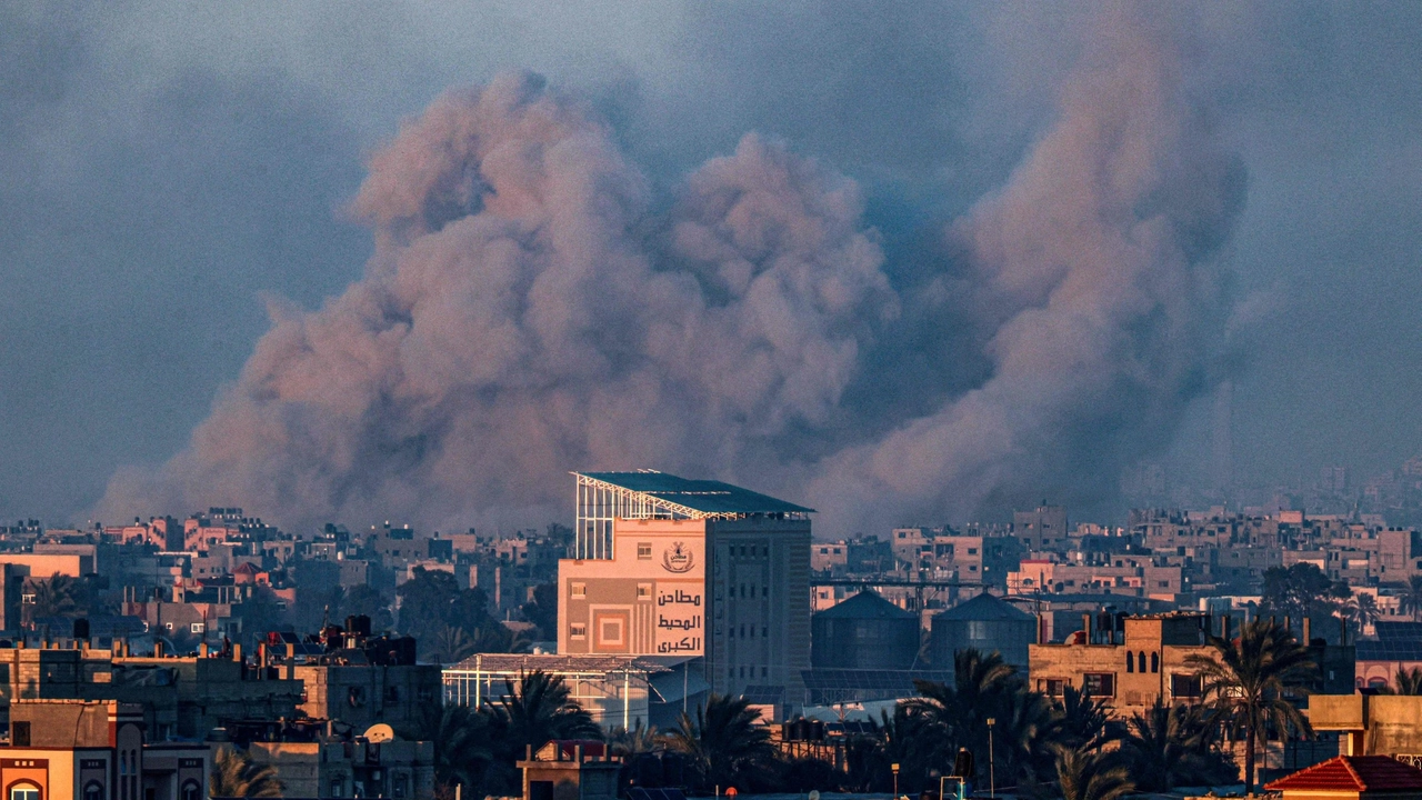 Rafah sotto i bombardamenti (Ansa)