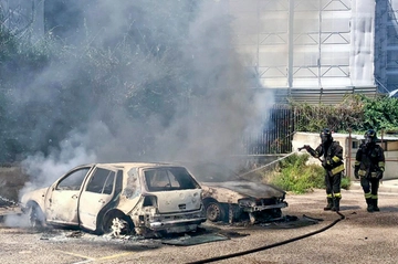 Quarto, dopo una lite condominiale dà fuoco alla vicina di casa: ha ustioni su tutto il corpo