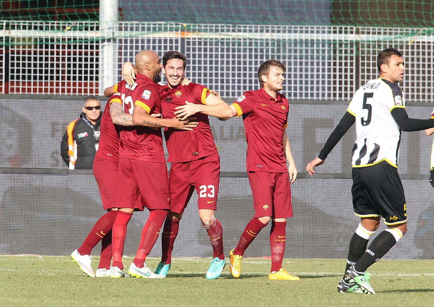 La Roma passa a Udine tra le proteste. Decide Astori, aggancio alla Juve