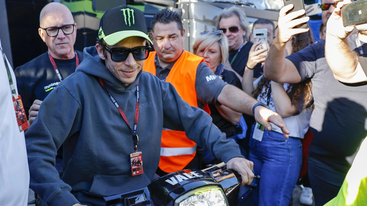 MotoGp, Valentino Rossi: “Bezzecchi può lottare per il titolo”