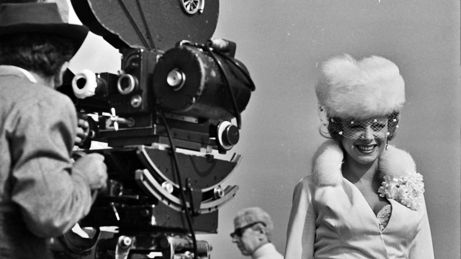 Fellini riprende Sandra Milo in una scena di "8 e 1/2"