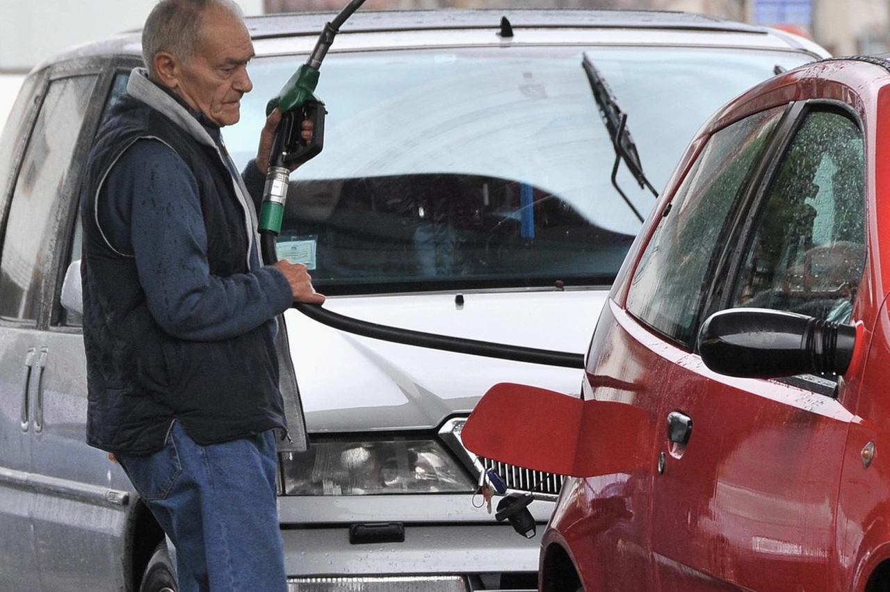 Un uomo al distributore di benzina