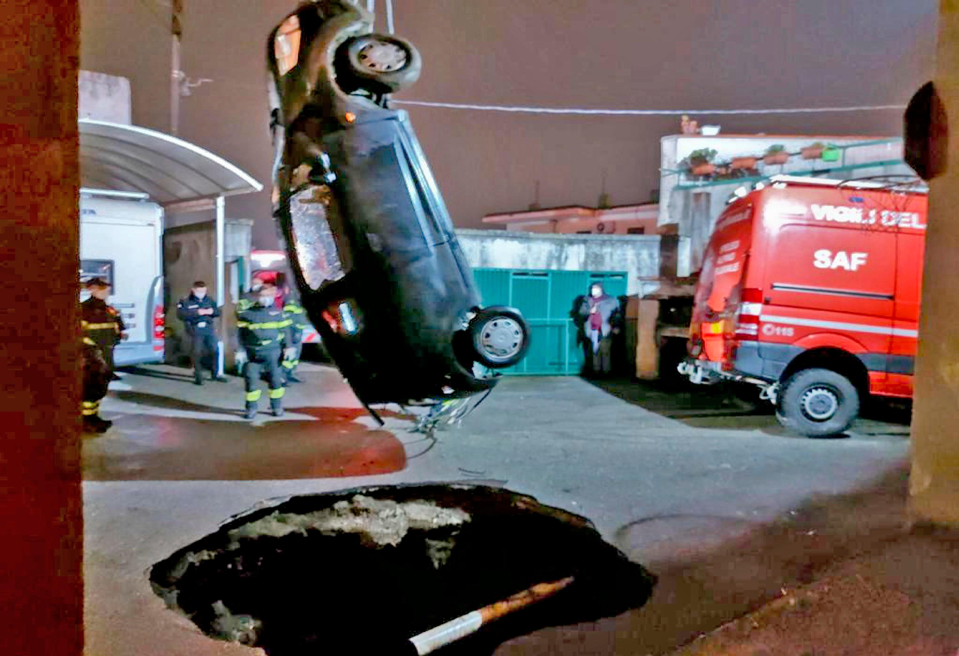 Voragine Di 3 Metri In Strada Inghiotte Auto: Evacuata Famiglia A Palma ...