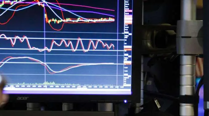 Borsa italiana, evitata la procedura Piazza Affari vola. Spread ai minimi da un anno