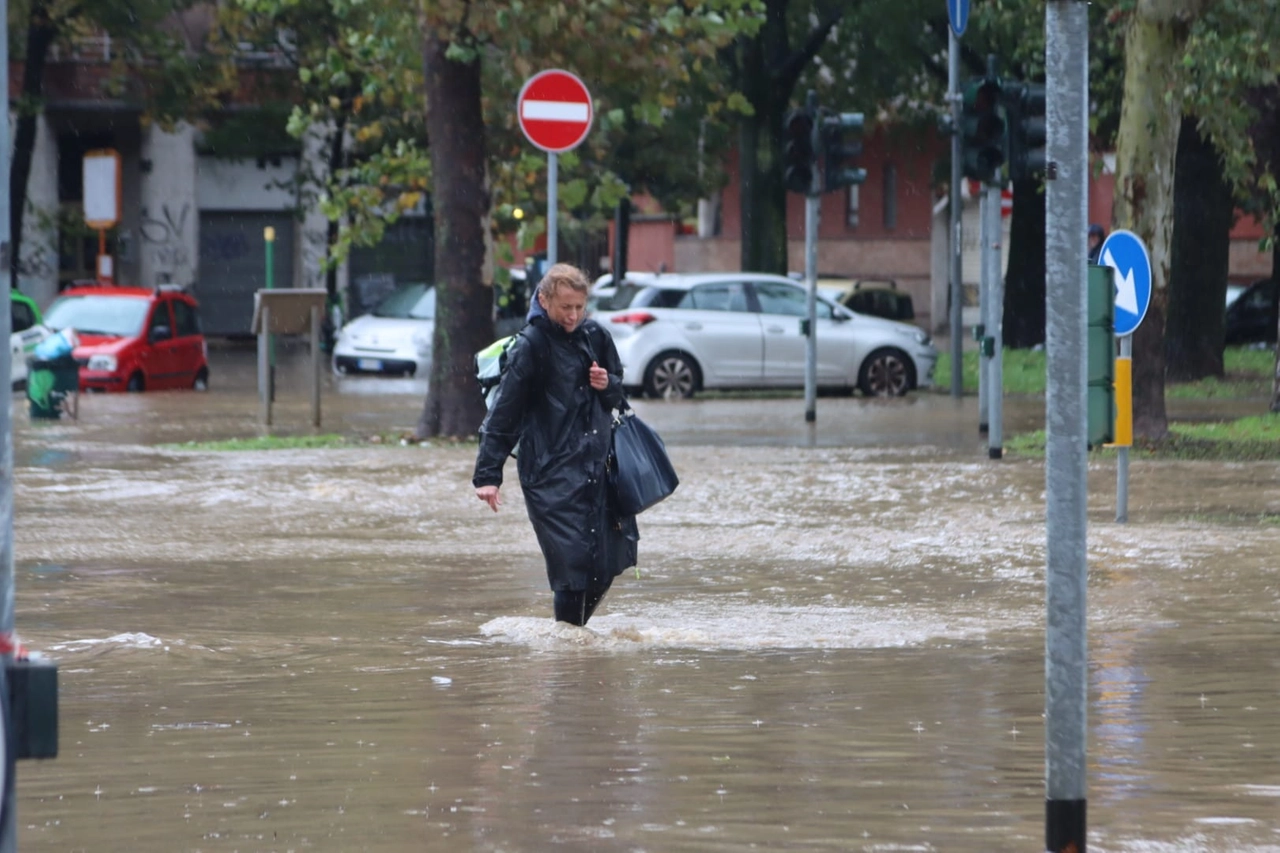 Una donna attraversa viale Fulvio Testi