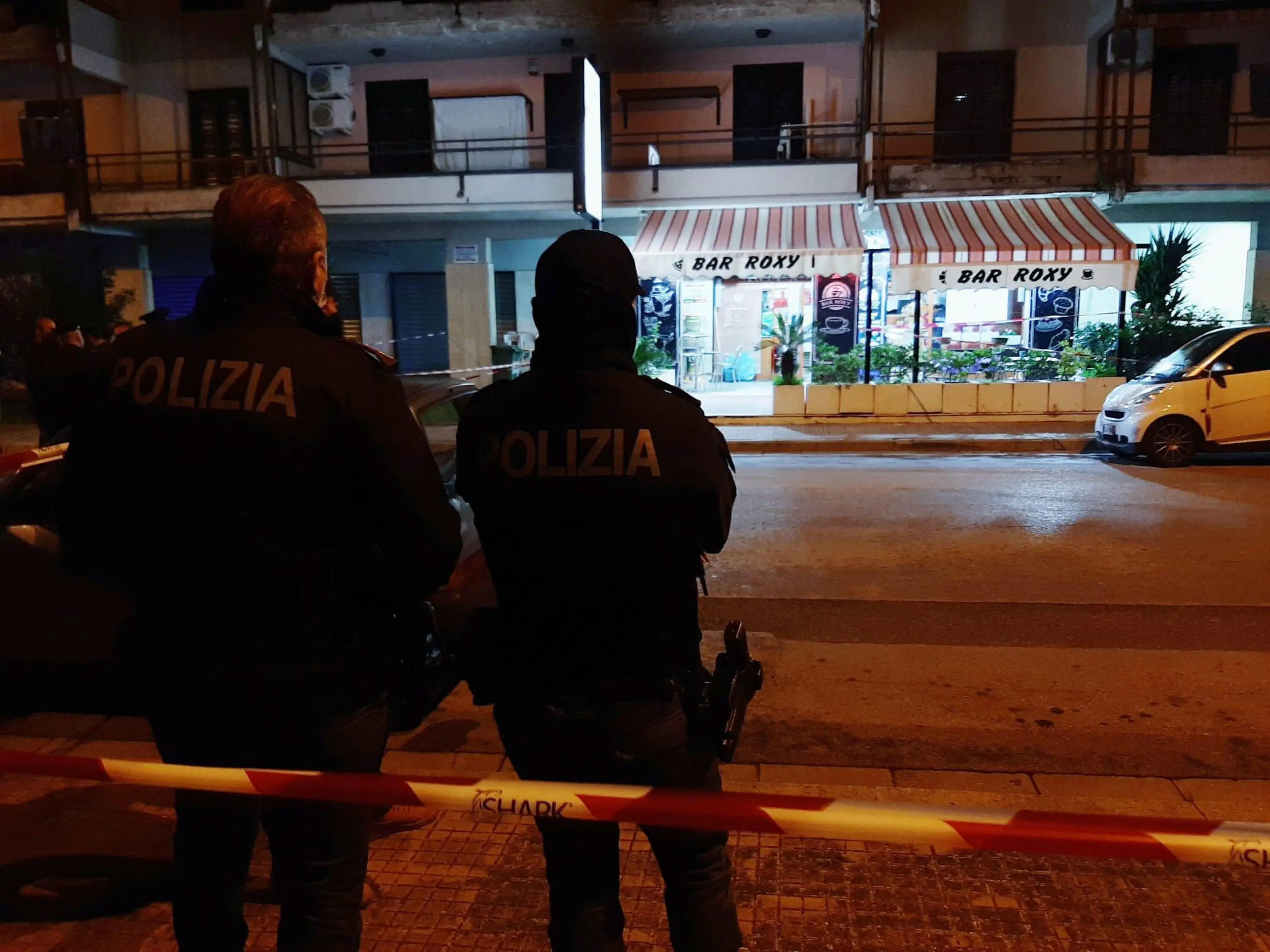 Napoli, agguato camorra ad Arzano: sparatoria con 5 feriti, 2 semplici avventori del bar