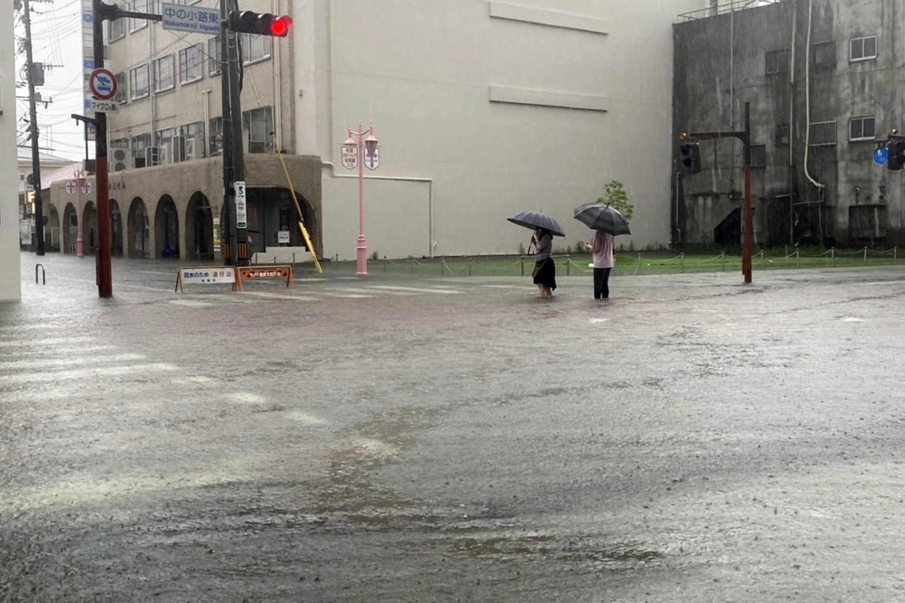 Strade allagate nella città di Saga (Ansa)