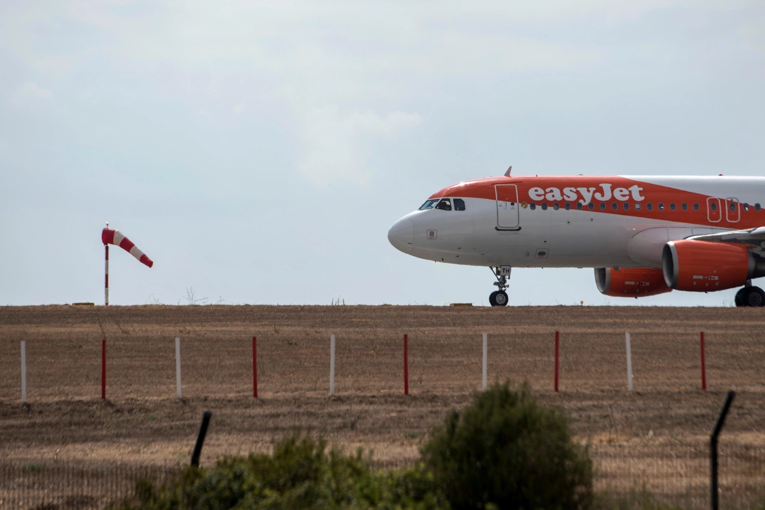 Caldo record all'aeroporto di Olbia, tre voli EasyJet costretti ad atterrare in un altro scalo (Ansa)