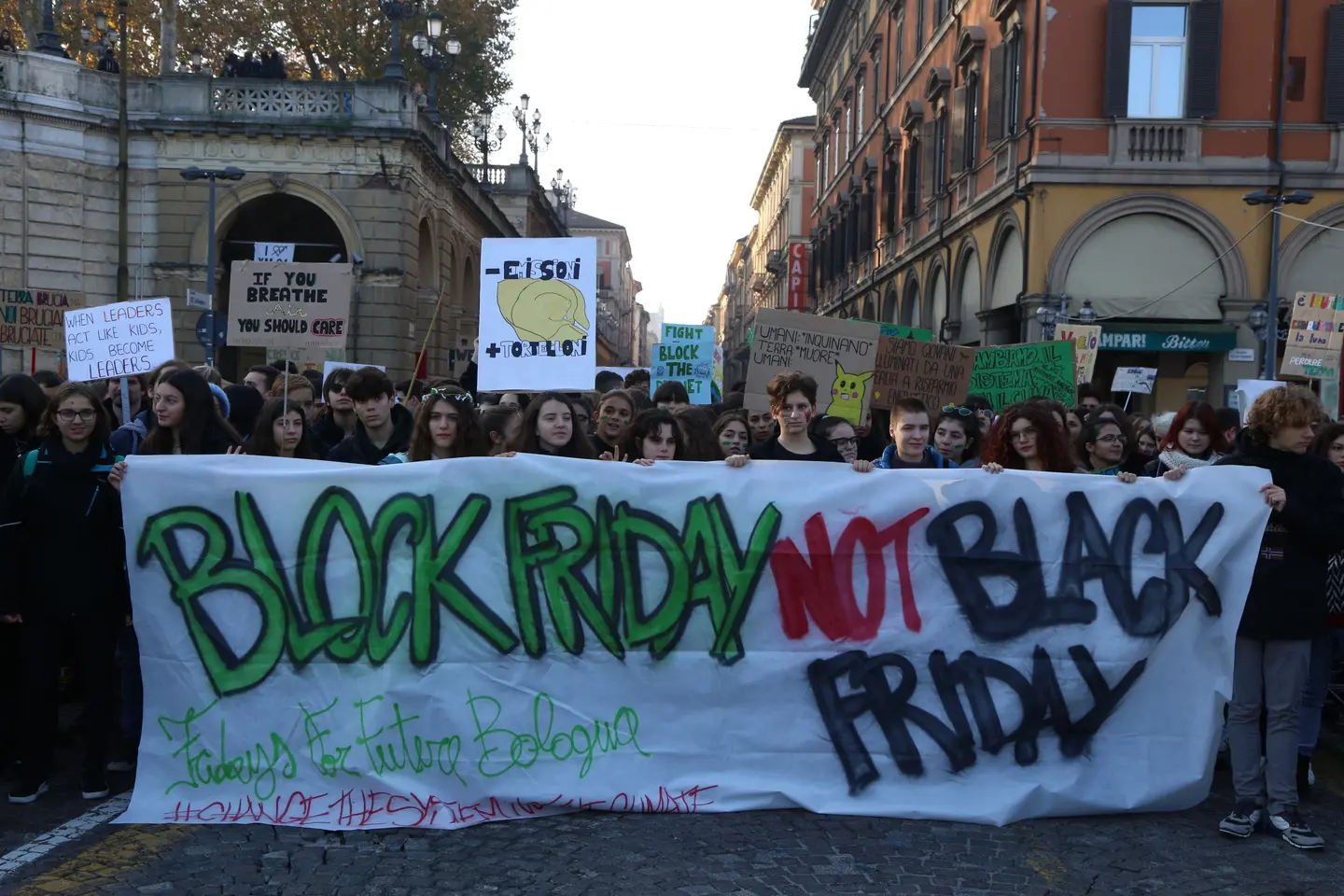 Fridays For Future, sciopero per il clima in 100 città: "Boicottiamo il Black Friday"