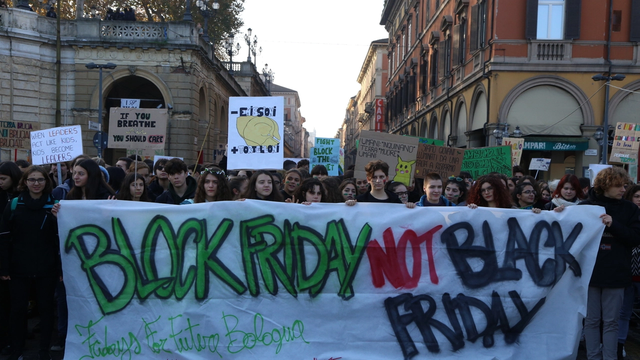 A Bologna i giovani del movimento Fridays For Future (Dire)