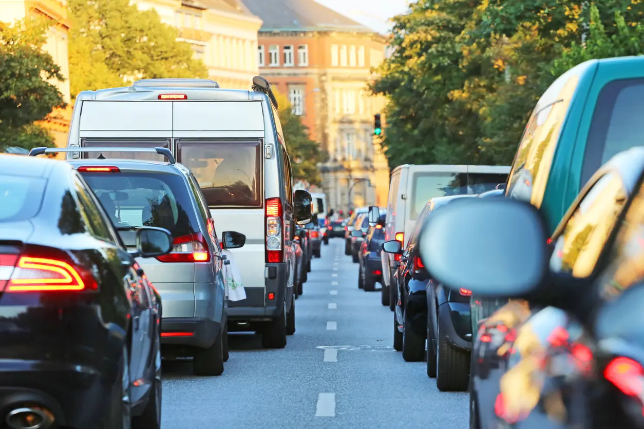 Poche ore tra i gas di scarico del traffico stradale mandano già in crisi il cervello